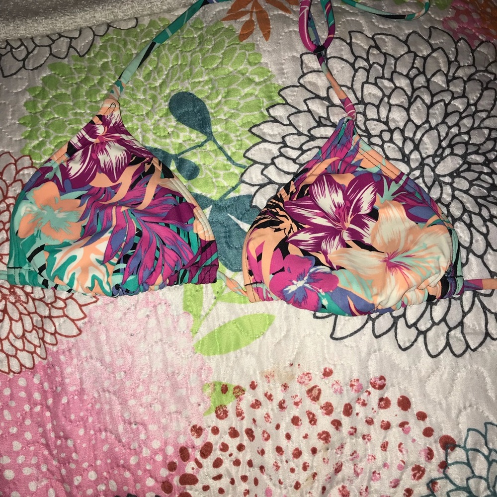 30% OFF BUNDLES Roxy women’s bikini top